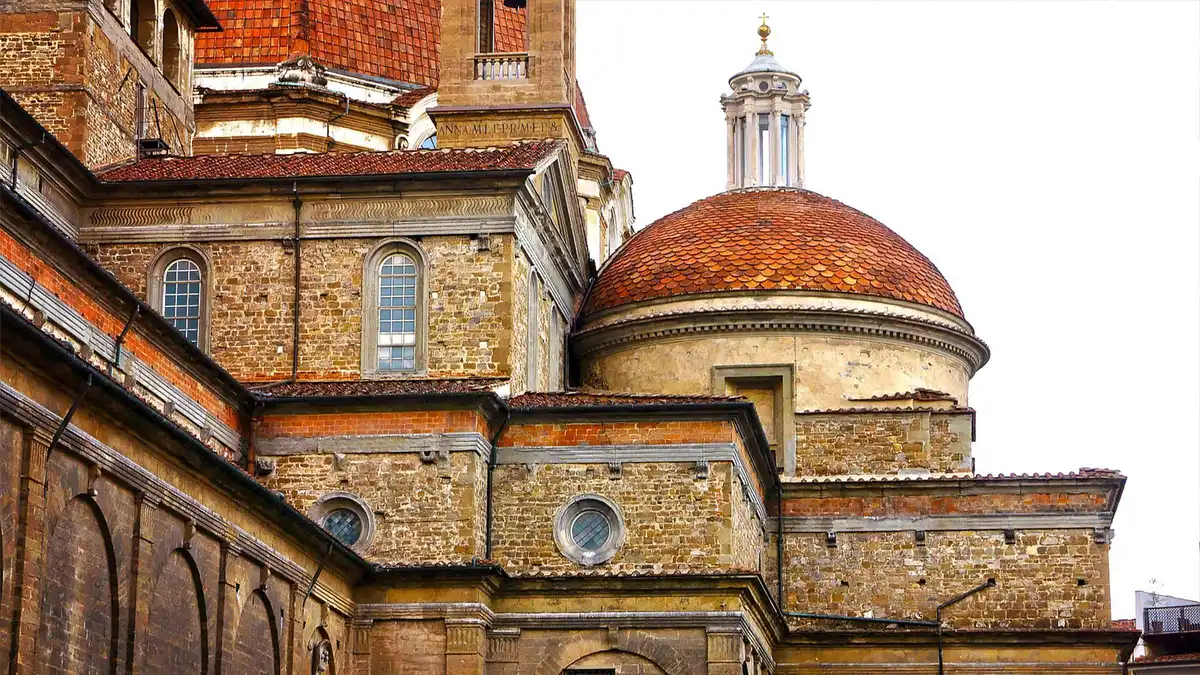 Guide explaining Michelangelo's Medici tombs on a Medici Chapels guided tour