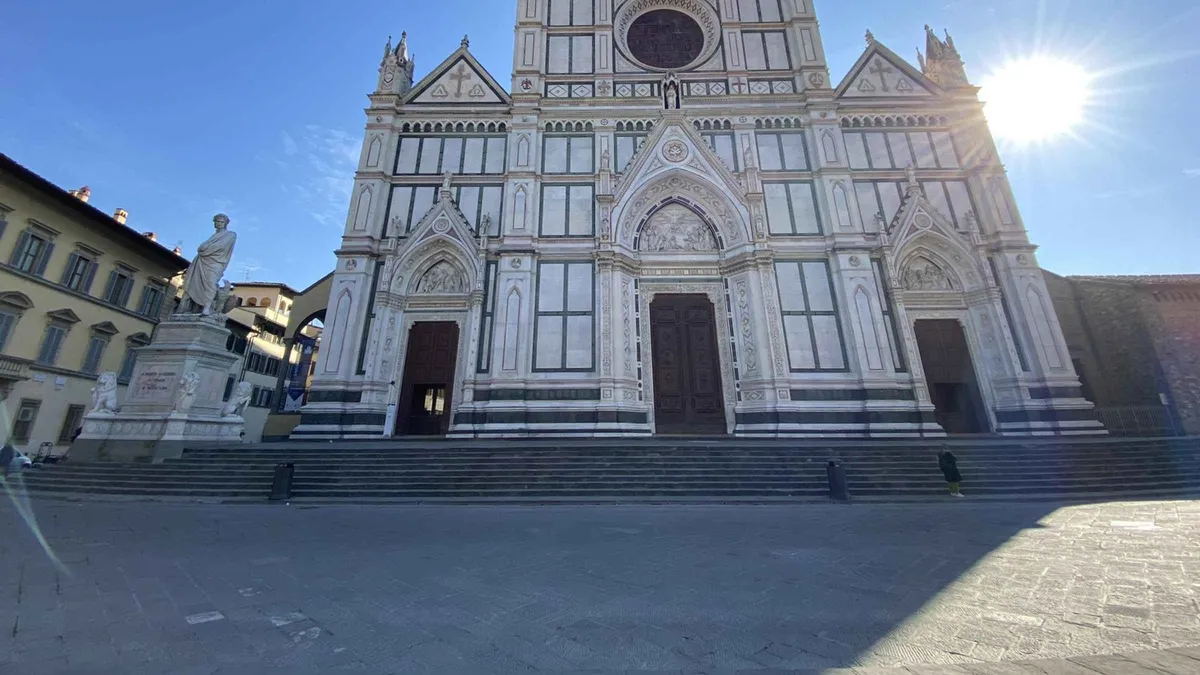 Guide explaining Giotto frescoes on a Santa Croce basilica guided tour